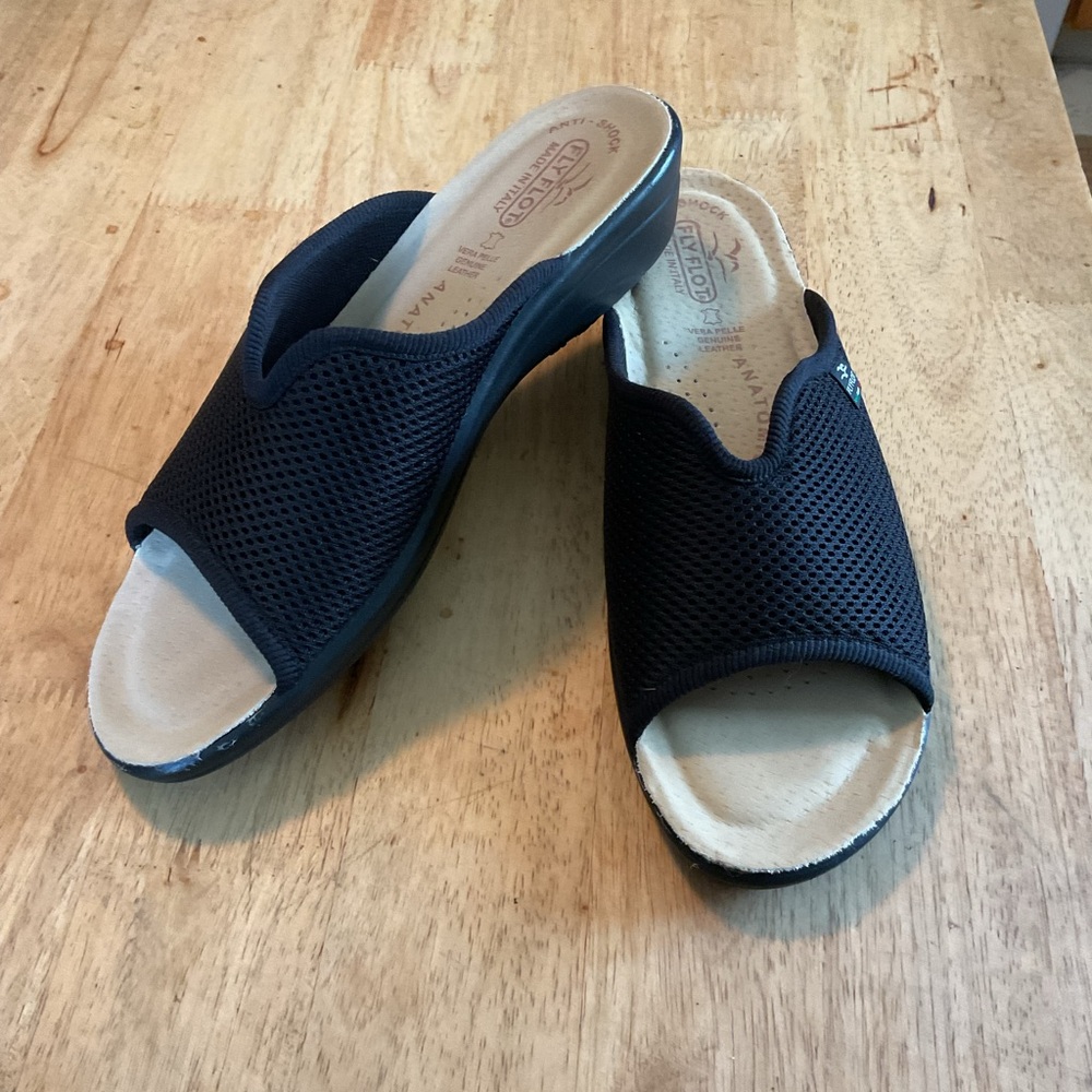 Fly Flot black mesh slides size 8